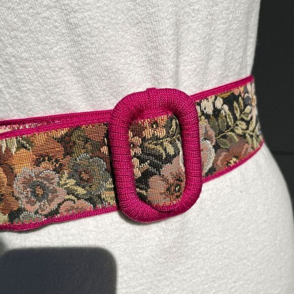 Vintage 80s/90s Floral Tapestry Belt with Pink Trim and Covered Buckle - Picture 5 of 8